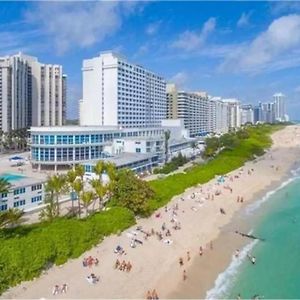 Modern Studio In Miami Beach